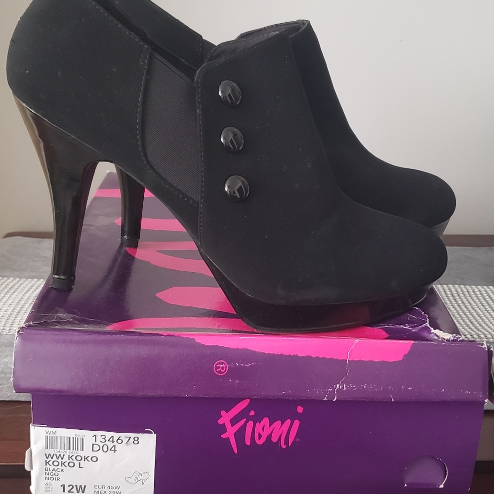 Fioni Woman Size 12Wide Black Ankle Bootie